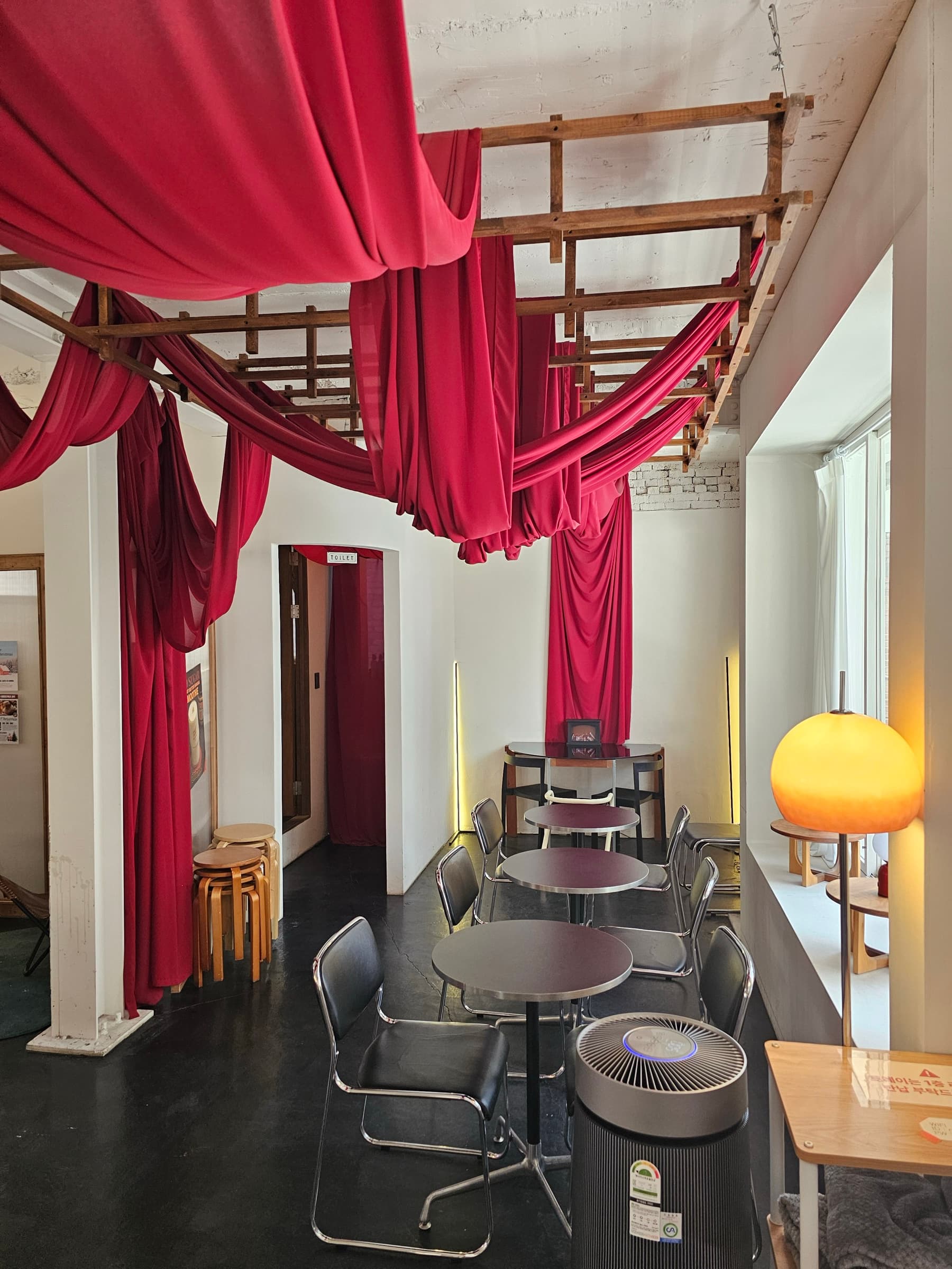 피넛버터바나나 매장 내부 — red canopy interior, Seongsu cafe